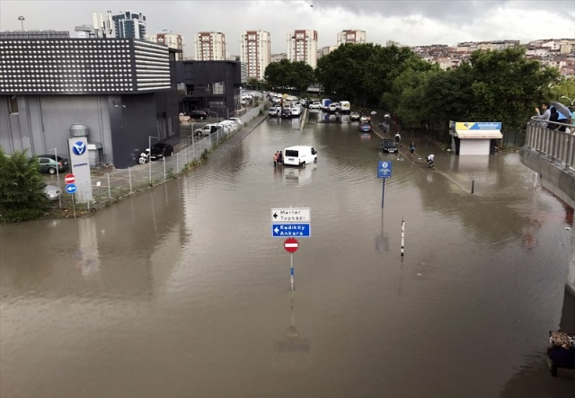 İstanbul'da sağanak yağış sellere neden oldu - Sayfa 1