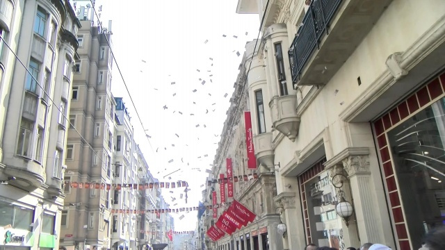 İstiklal Caddesi'nde para yağdı - Sayfa 5
