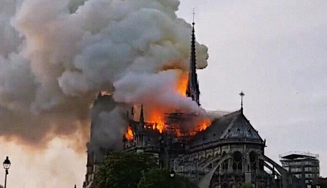 Paris'te Notre Dame Katedrali yangını - Sayfa 1