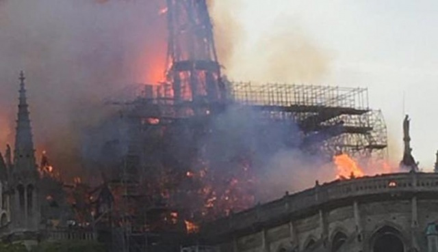 Paris'te Notre Dame Katedrali yangını - Sayfa 3