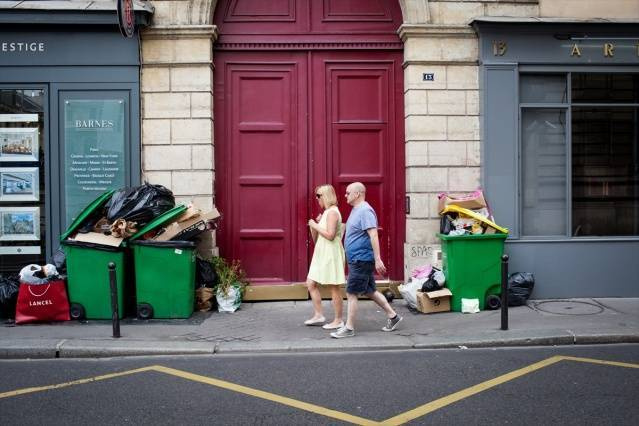 Paris sokaklarını 'çöp götürüyor' - Sayfa 2