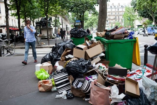 Paris sokaklarını 'çöp götürüyor' - Sayfa 3