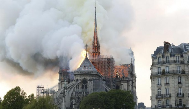 Paris'te Notre Dame Katedrali yangını - Sayfa 4