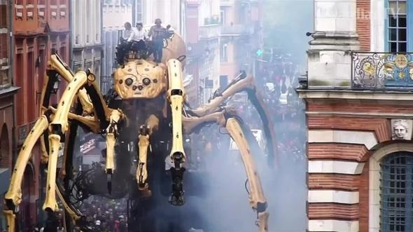 Toulouse sokaklarını dev robotlar bastı - Sayfa 8