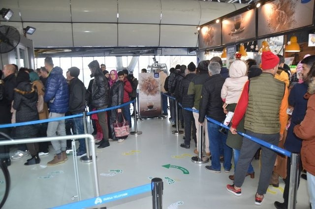 Uludağ'a çıkmak için binlerce kişi kuyruğa girdi - Sayfa 9