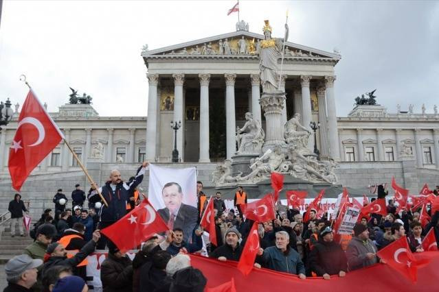 Viyana'daki Türkler'den terör protestosu - Sayfa 1