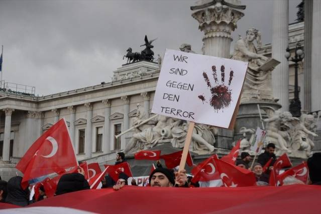 Viyana'daki Türkler'den terör protestosu - Sayfa 4
