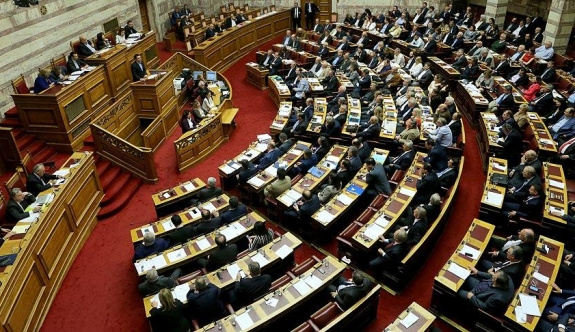 Yunan Meclisi tartışmalı reform paketini onayladı