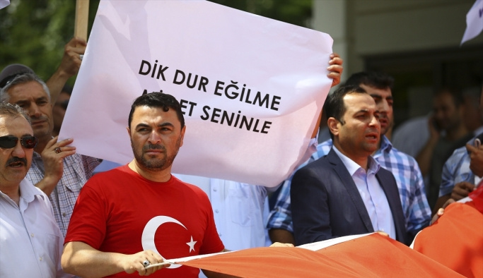 TRT önünde "FETÖ" protestosu