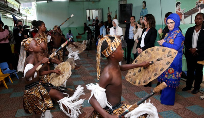 Emine Erdoğan'dan Mozambik'te bir yetimhaneyi ziyaret etti