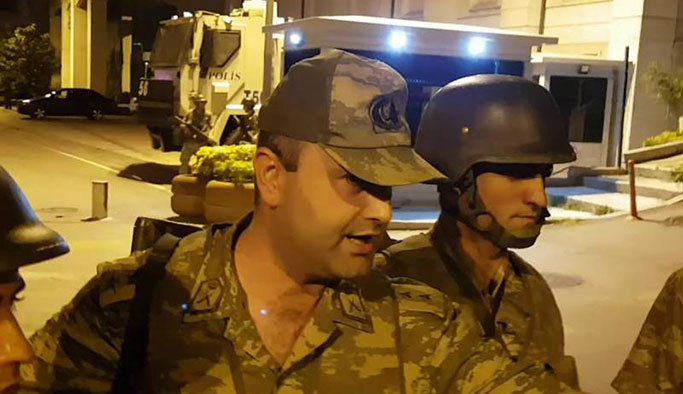 AK Parti'yi işgal eden askerlerden savunma