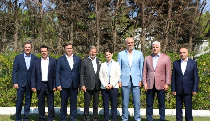 Batı Balkan ülkelerinin liderleri Arnavutluk'ta toplandı