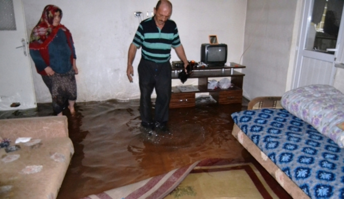 Sinop'ta sağanak su baskınına neden oldu