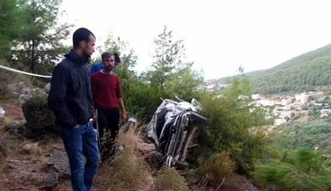 Antalya'da otomobil uçuruma yuvarlandı: 2 ölü, 2 yaralı