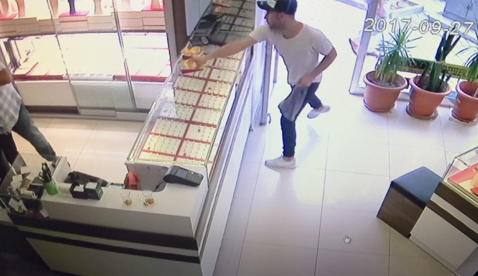 Bursa'da kuyumcu dükkanından hırsızlık güvenlik kamerasında
