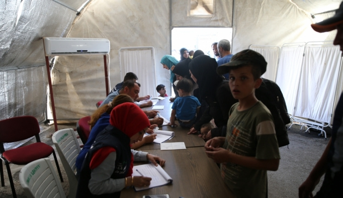 Suriyeli çocuklar sınırda aşılanıyor