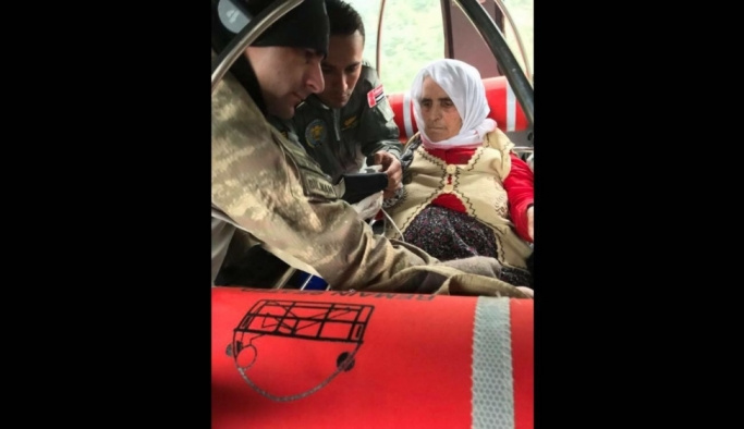 Toprak altından kurtarılan kadın helikopterle hastaneye ulaştırıldı