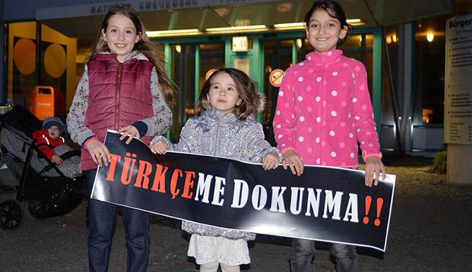 Berlin'deki Türkler'den 'Türçekeme dokunma' eylemi