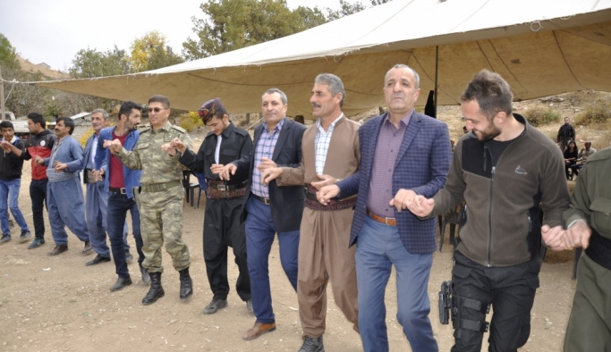 Çukurca'da vatandaşlar asker ve polisle düğünde halay çekti