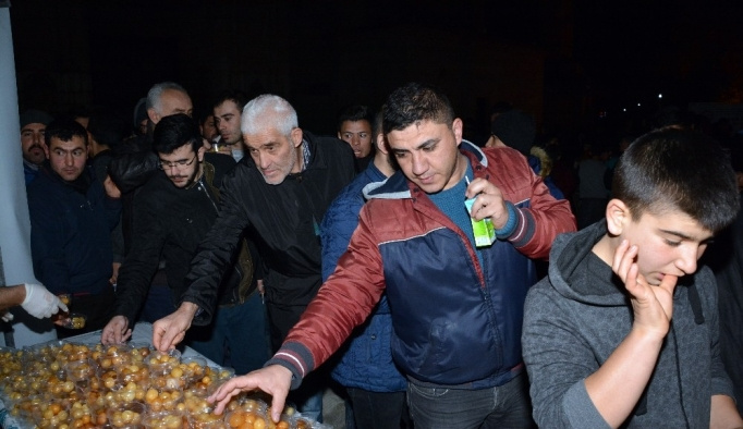 Aksaray Belediyesi Mevlit Kandilinde lokma tatlısı ikram etti