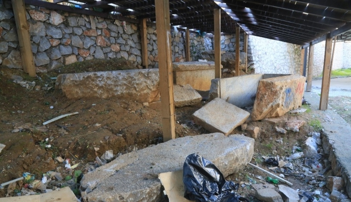 Milas’ta tarihi lahit mezarın kaderine terk edildiği iddiası