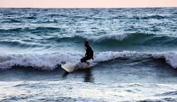 Antalya'da aralık ayında sörf keyfi