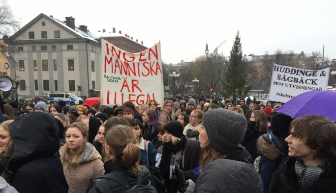 İsveç'te lise öğrencilerden sığınmacı çocuklar için protesto