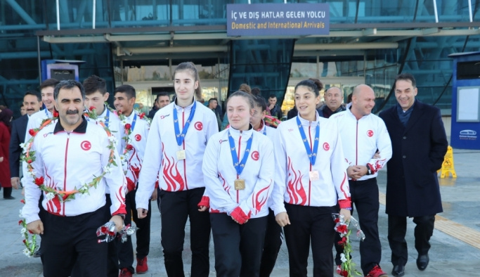 Milli badmintonculara coşkulu karşılama