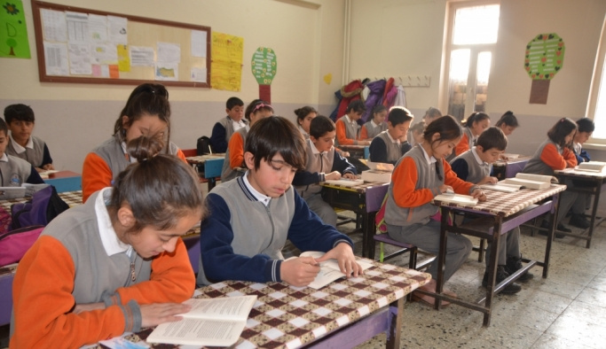 Yüksekova'daki okullarda ilk yarım saat kitap okunuyor