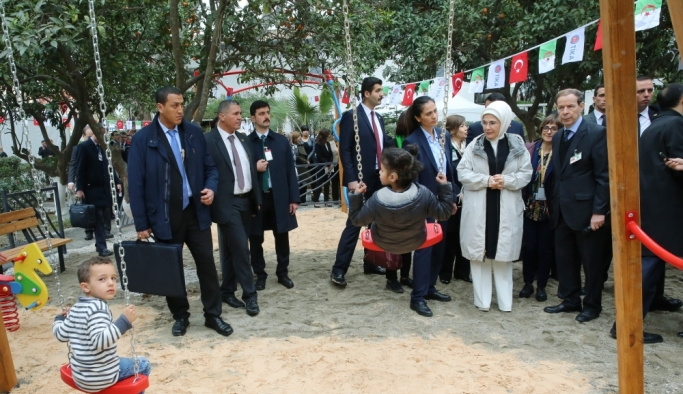 Emine Erdoğan, ismini taşıyan anaokulu ve çocuk parkının açılışına katıldı