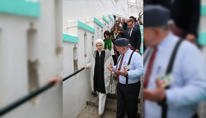 Emine Erdoğan, Keçiova Camisi'ni ziyaret etti