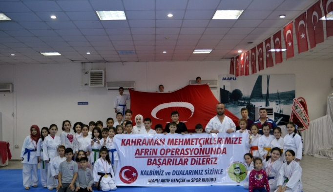 Minik karatecilerden Mehmetçik'e destek