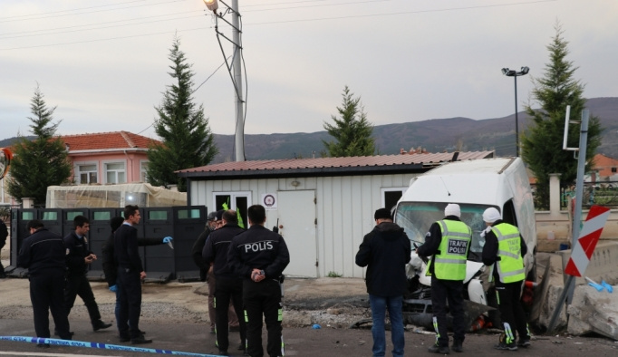 Kamyonet polis noktasındaki beton bariyerlere çarptı: 1 ölü