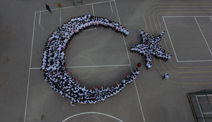 Öğrencilerden Mehmetçiğe "ay yıldızlı" destek