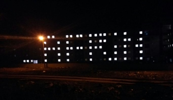 Yurtlarda kalan öğrenciler oda ışıklarıyla "Afrin" yazdı