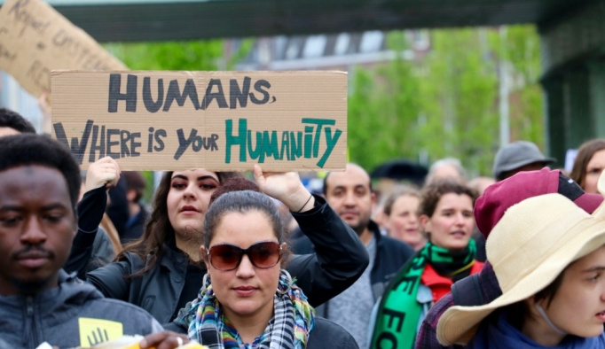 Amsterdam'da sığınmacılar için dayanışma yürüyüşü