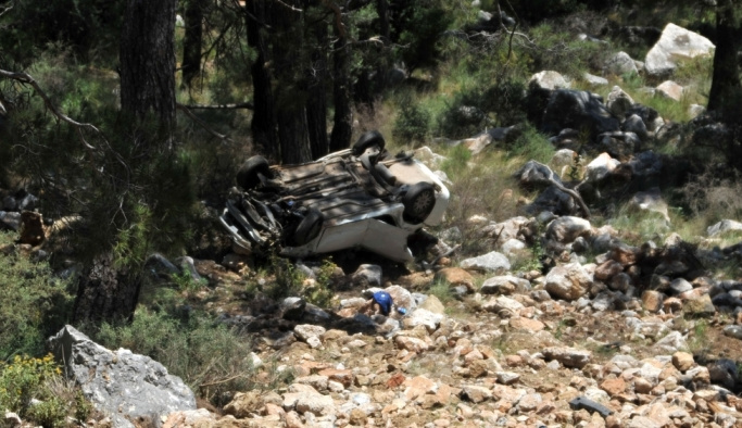 Antalya'da otomobil uçuruma yuvarlandı: 1 ölü, 2 yaralı