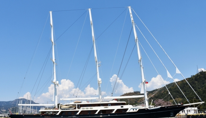 Dünyanın en büyük yelkenlilerinden "EOS" Marmaris'te