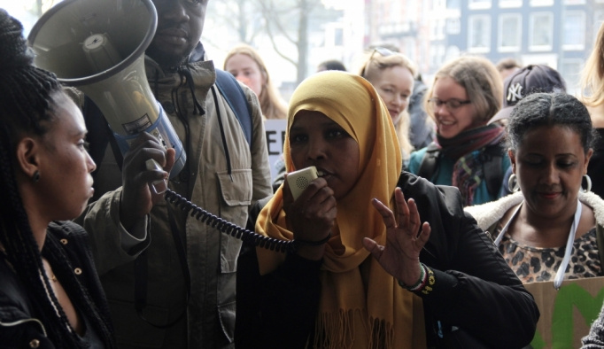 Hollanda'da sığınmacılardan "barınma" gösterisi