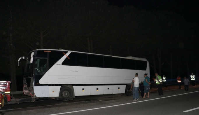 İzmir'de hafif ticari araç otobüsle çarpıştı: 5 ölü, 1 yaralı