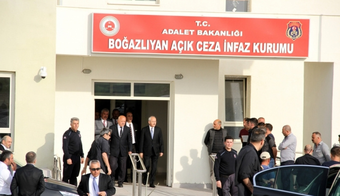 Kılıçdaroğlu, cezaevinde hükümlü bulunan ilçe başkanını ziyaret etti