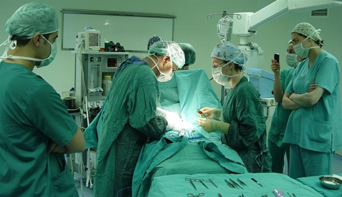 Türkiye'de ilk: Kendi karaciğeri nakledildi
