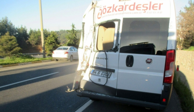 Uşak'ta işçi taşıyan iki servis minibüsü çarpıştı: 6 yaralı