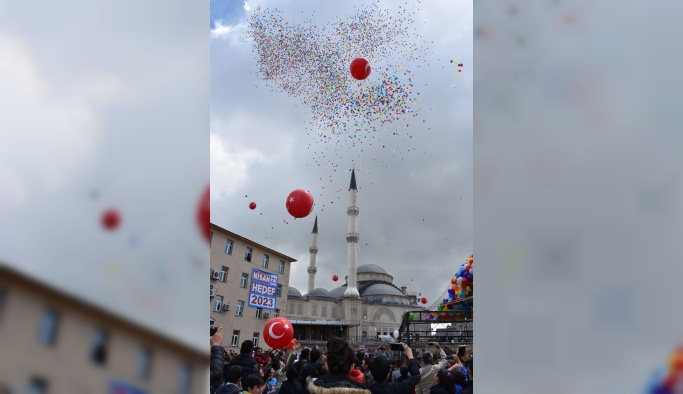Yüksekova'da 23 bin mektup balonlarla gökyüzüne uçuruldu
