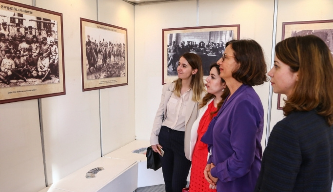 Azerbaycan'ın kuruluşunu konu alan fotoğraf sergisi açıldı