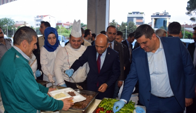 Başbakan Yardımcısı Fikri Işık, vatandaşla iftar yaptı