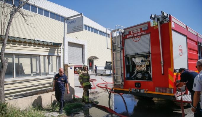 İzmir'de ot yangını fabrikaya sıçradı