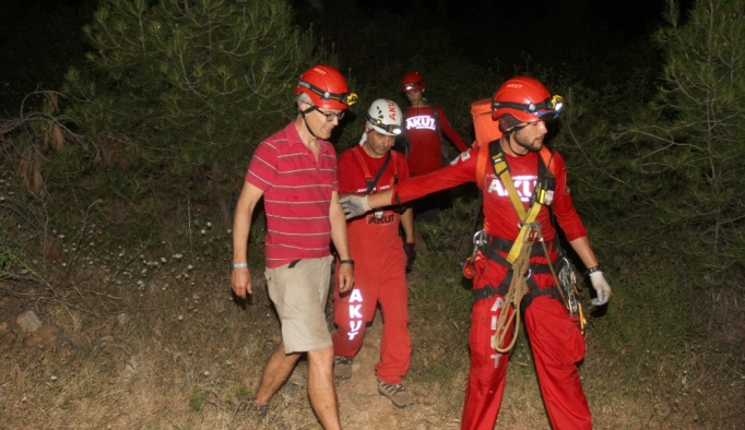 Ormanlık alanda kaybolan Hollandalı turisti AKUT ekibi buldu