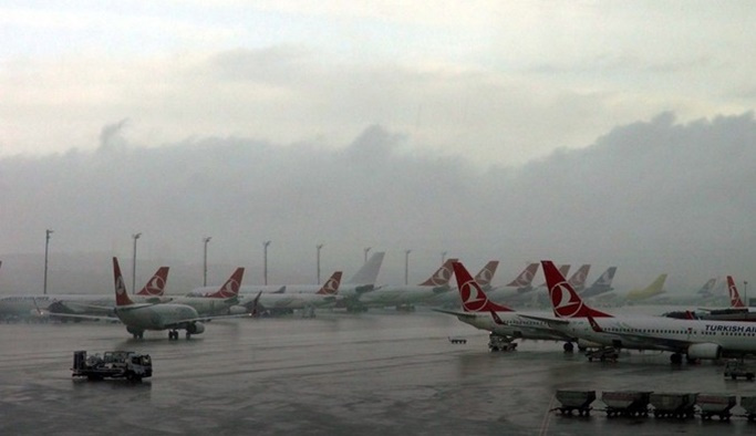 Uçaklara 'elektrik yüklü bulut' engeli