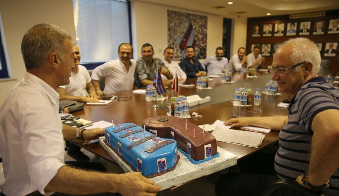 Ahmet Ağaoğlu'na doğum günü kutlaması